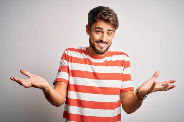 Homem Bonito Jovem Com Barba Vestindo Camiseta Listrada Sobre Fundo — Fotografia de Stock