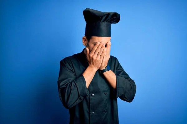 Sakallı Fırın Üniformalı Mavi Arka Planda Şapkası Olan Elleri Ağlarken — Stok fotoğraf