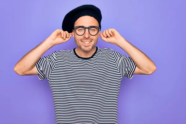 Homem Bonito Com Olhos Azuis Vestindo Camiseta Listrada Boina Francesa — Fotografia de Stock