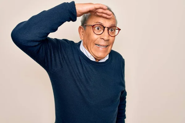 Älterer Gutaussehender Grauhaariger Mann Mit Pullover Und Brille Vor Isoliertem — Stockfoto