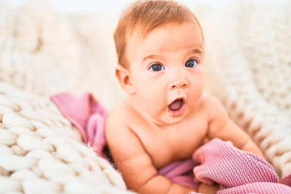 Entzückendes Baby Das Auf Einer Decke Auf Dem Sofa Hause — Stockfoto