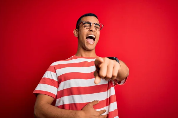 若いですハンサムなアフリカ系アメリカ人男性を着てカジュアルなストライプのTシャツとメガネはあなたを笑って 手でカメラに指を指して体 恥の表情 — ストック写真