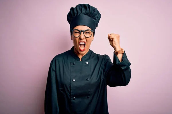 Middelbare Leeftijd Brunette Chef Kok Vrouw Dragen Kookplaat Uniform Hoed — Stockfoto