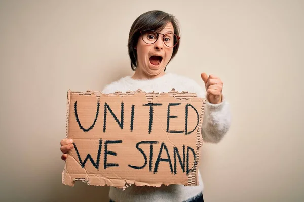 Młoda Kobieta Zespołem Downa Trzymająca Sztandar Protestu Zjednoczonymi Stoimy Obronie — Zdjęcie stockowe