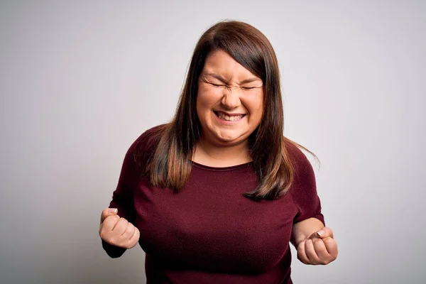 Mooie Brunette Size Vrouw Dragen Casual Trui Geïsoleerde Witte Achtergrond — Stockfoto