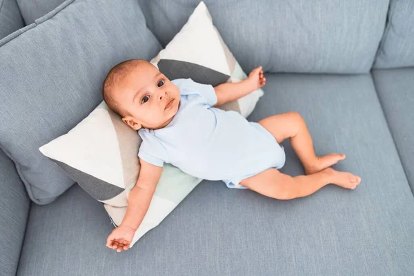 Entzückendes Baby Das Hause Auf Dem Sofa Liegt Neugeborenes Entspannt — Stockfoto