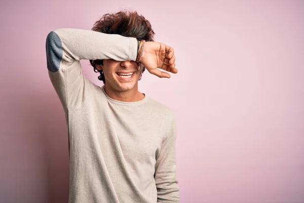 Ung Stilig Man Bär Casual Shirt Stående Över Isolerade Rosa — Stockfoto