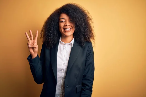 Afro Saçlı Zarif Ceketli Numaralı Parmaklarıyla Gülümseyerek Kendinden Emin Mutlu — Stok fotoğraf