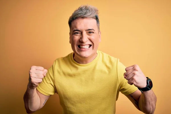 Jovem Bonito Homem Moderno Vestindo Camisa Amarela Sobre Amarelo Isolado — Fotografia de Stock