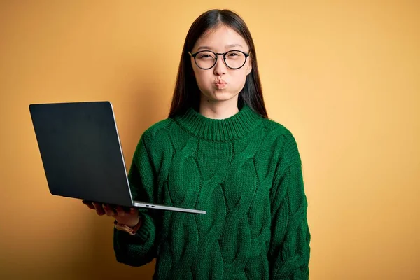 Joven Mujer Negocios Asiática Con Gafas Trabajando Con Computadora Portátil — Foto de Stock
