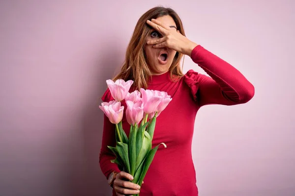 Genç Güzel Esmer Bir Kadın Elinde Pembe Lale Buketi Izole — Stok fotoğraf