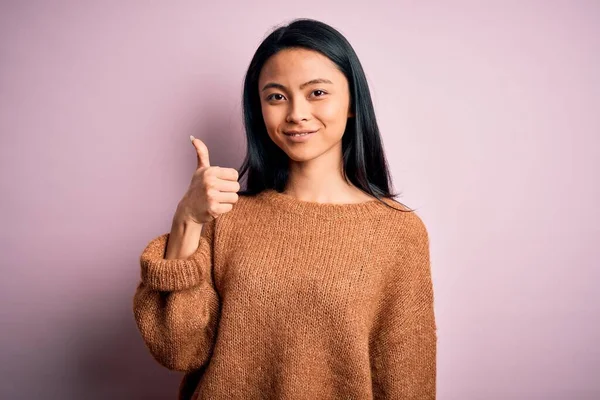 Młoda Piękna Chinka Ubrana Luźny Sweter Odizolowanym Różowym Tle Robi — Zdjęcie stockowe