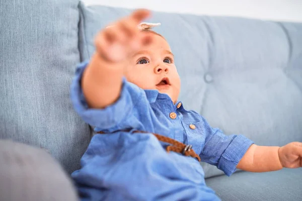 Adorable Baby Lying Sofa Home Newborn Relaxing Resting Comfortable — Stock Photo, Image