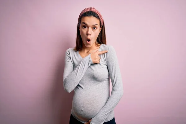 Young Beautiful Teenager Girl Pregnant Expecting Baby Isolated Pink Background — ストック写真