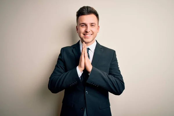 Joven Hombre Negocios Guapo Con Traje Elegante Corbata Sobre Fondo —  Fotos de Stock