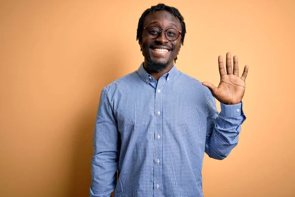 Joven Hombre Afroamericano Guapo Usando Camisa Gafas Sobre Fondo Amarillo — Foto de Stock