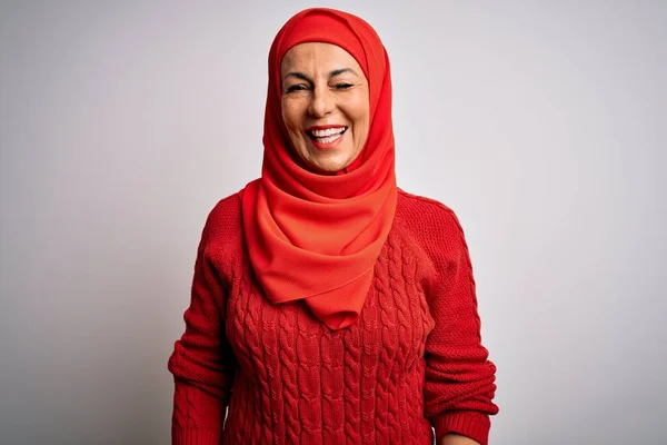 Brünette Frau Mittleren Alters Trägt Muslimischen Traditionellen Hijab Über Isoliertem — Stockfoto