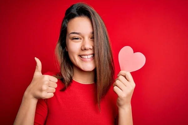 Νεαρή Όμορφη Μελαχρινή Ρομαντική Κοπέλα Κρατώντας Κόκκινο Σχήμα Καρδιά Χαρτί — Φωτογραφία Αρχείου