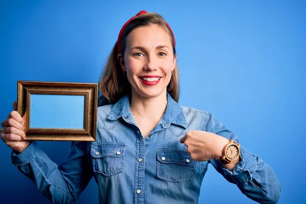 Jovem Mulher Loira Bonita Segurando Moldura Vintage Sobre Fundo Azul — Fotografia de Stock