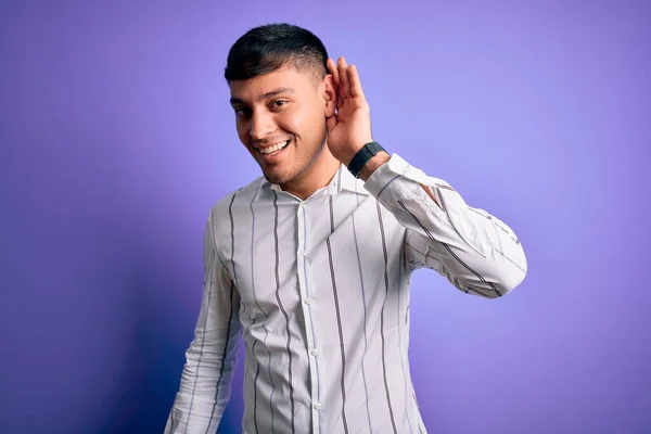 Jonge Knappe Latijns Amerikaanse Man Met Een Elegant Zakelijk Shirt — Stockfoto