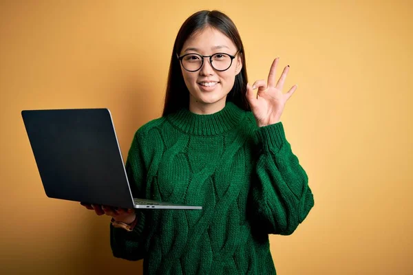 Joven Mujer Negocios Asiática Con Gafas Trabajando Con Computadora Portátil —  Fotos de Stock