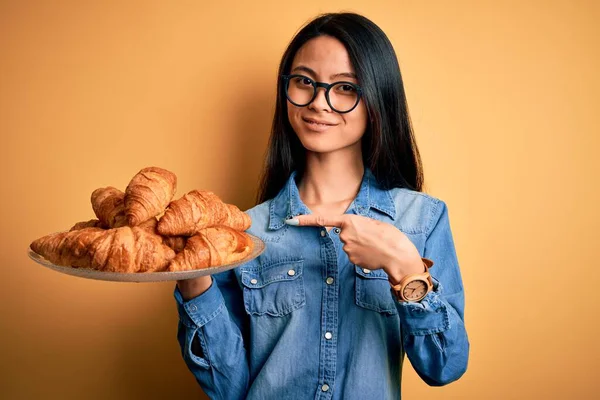 Jovem Mulher Chinesa Bonita Segurando Placa Com Croissants Sobre Fundo — Fotografia de Stock