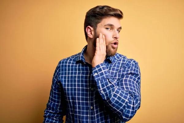 Joven Hombre Negocios Rubio Con Barba Ojos Azules Usando Camisa — Foto de Stock