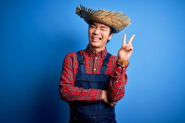 Ung Stilig Kinesisk Bonde Man Bär Förkläde Och Halm Hatt — Stockfoto