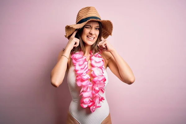 Young Beautiful Brunette Woman Vacation Wearing Swimsuit Hawaiian Flowers Lei — Stock Photo, Image