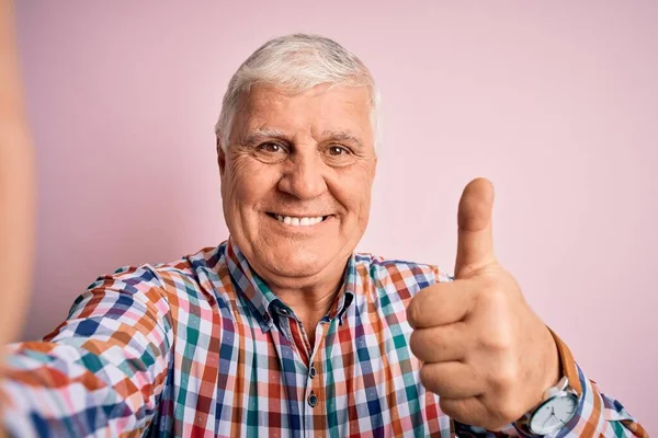 Senior Pohledný Chraptivý Muž Ležérní Košili Dělat Selfie Fotoaparátu Šťastný — Stock fotografie