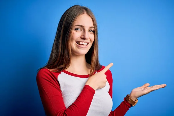 Jovem Mulher Ruiva Bonita Vestindo Shirt Casual Sobre Fundo Azul — Fotografia de Stock