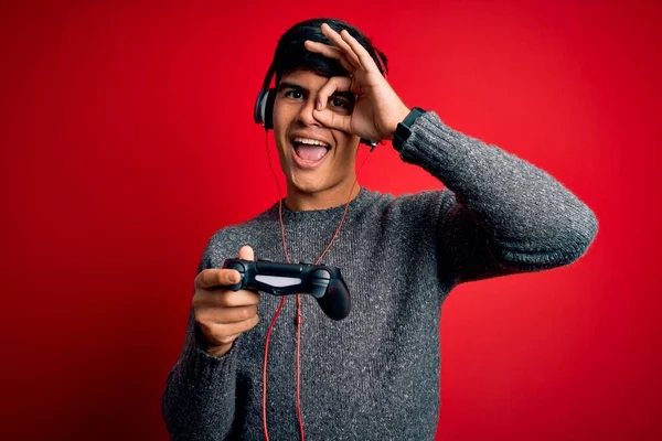 Νεαρός Όμορφος Gamer Άντρας Παίζει Βιντεοπαιχνίδι Χρησιμοποιώντας Joystick Και Ακουστικά — Φωτογραφία Αρχείου