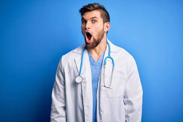 Young Blond Doctor Man Beard Blue Eyes Wearing White Coat — Stock Photo, Image