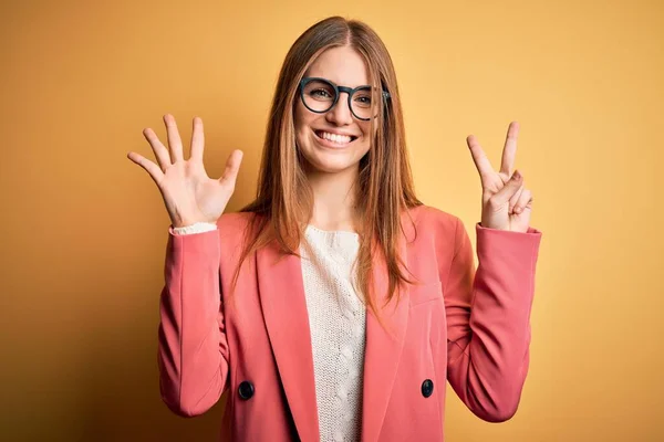 Ung Vacker Rödhårig Kvinna Bär Jacka Och Glasögon Över Isolerad — Stockfoto