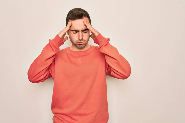 잘생긴 남자가 가벼운 스웨터를 스트레스때문에 머리에 통증을 느끼고 있습니다 편두통으로 — 스톡 사진