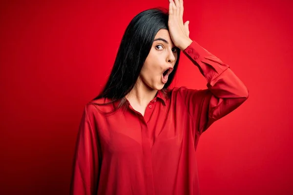 Young Beautiful Brunette Woman Wearing Casual Shirt Standing Red Background — Stock Photo, Image