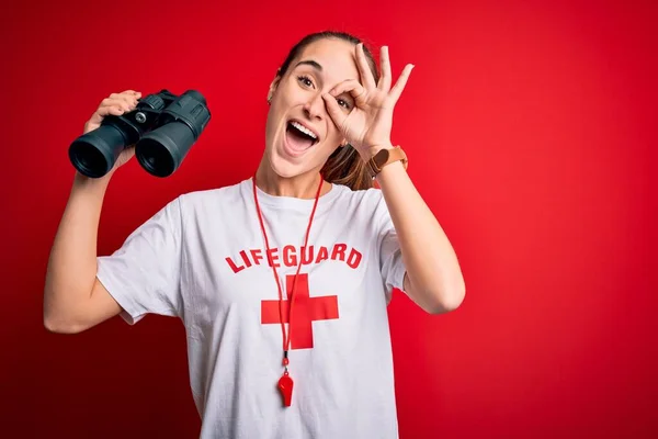 Joven Hermosa Salvavidas Mujer Usando Camiseta Con Cruz Roja Silbato —  Fotos de Stock