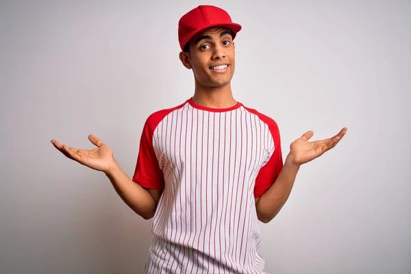 Joven Atleta Afroamericano Guapo Con Camiseta Béisbol Rayas Gorra Sonriente —  Fotos de Stock