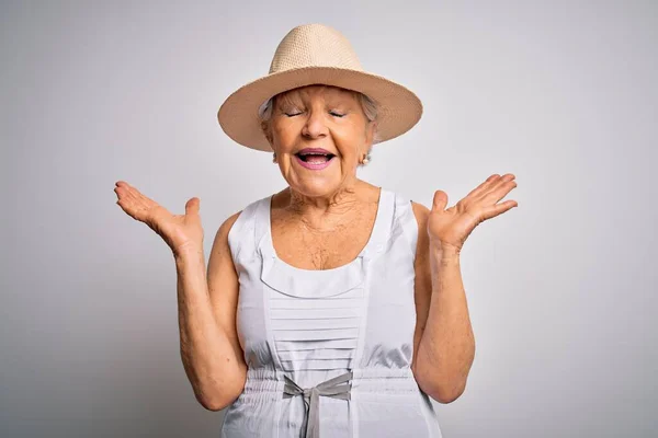 Senior Hermosa Mujer Pelo Gris Vacaciones Con Vestido Verano Casual —  Fotos de Stock