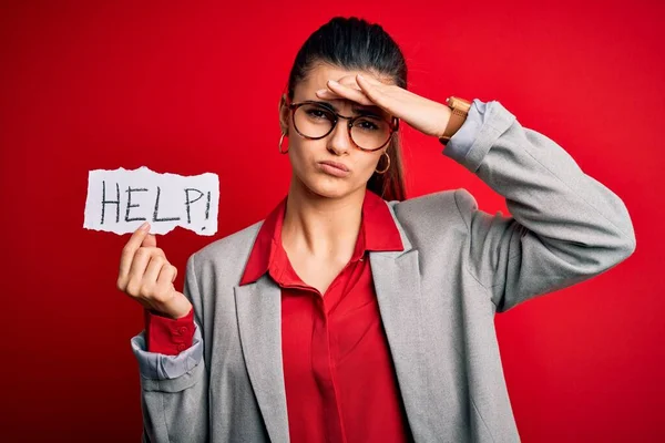 Junge Schöne Brünette Geschäftsfrau Mit Problemen Papier Mit Hilfe Nachricht — Stockfoto