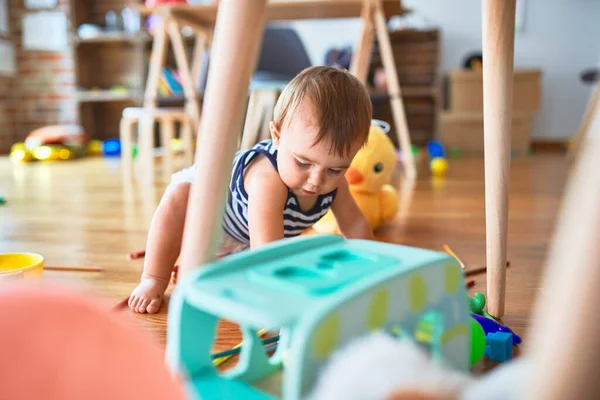 Adorable Niño Jugando Alrededor Montón Juguetes Jardín Infantes — Foto de Stock