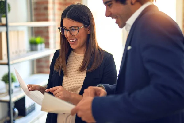 Due Giovani Belle Imprenditrici Sorridenti Felici Fiduciose Piedi Con Sorriso — Foto Stock