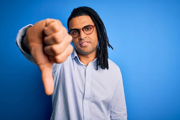 Jovem Afro Americano Bonito Com Dreadlocks Vestindo Camisa Casual Óculos — Fotografia de Stock