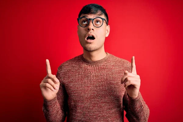 Jonge Knappe Latino Man Draagt Nerd Bril Rode Achtergrond Verbaasd — Stockfoto