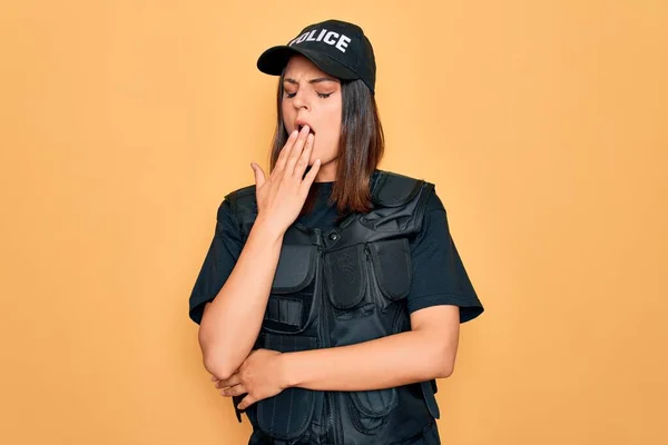 Joven Hermosa Morena Policía Vistiendo Uniforme Policía Prueba Balas Gorra — Foto de Stock