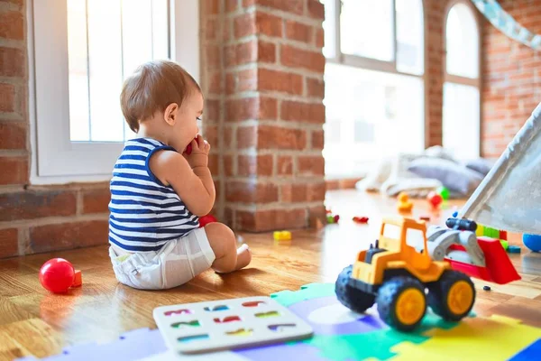 Чарівний Малюк Грає Навколо Багато Іграшок Дитячому Саду — стокове фото