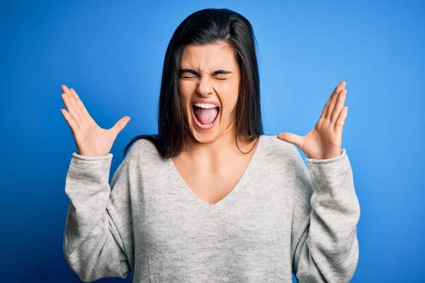 Young Beautiful Brunette Woman Wearing Casual Sweater Standing Blue Background — Stock Photo, Image