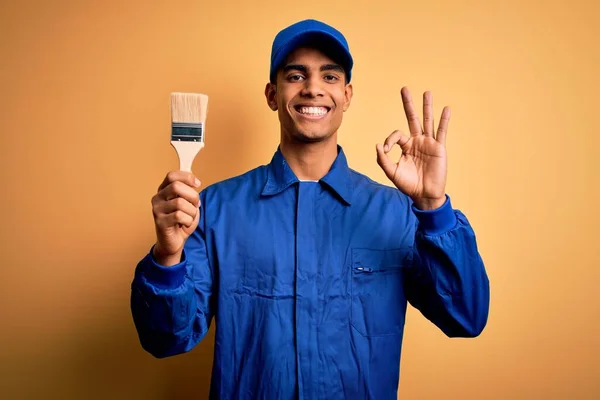 Homem Pintor Afro Americano Bonito Jovem Vestindo Uniforme Usando Pincel — Fotografia de Stock