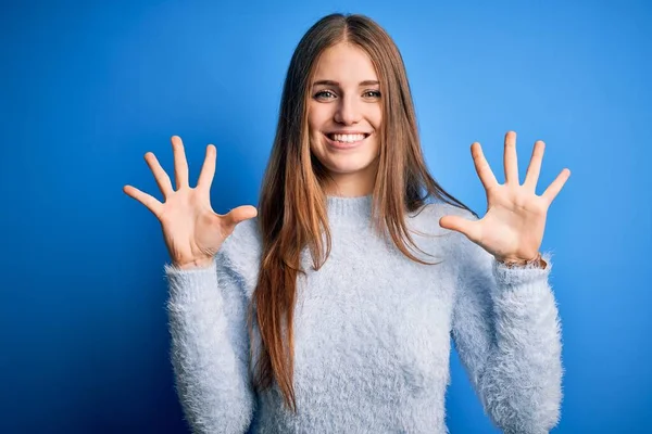 Joven Hermosa Pelirroja Vistiendo Suéter Casual Sobre Fondo Azul Aislado — Foto de Stock