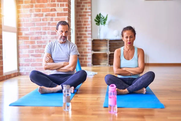 Pareja Deportiva Mediana Edad Sentada Esterilla Haciendo Ejercicio Yoga Estirando — Foto de Stock